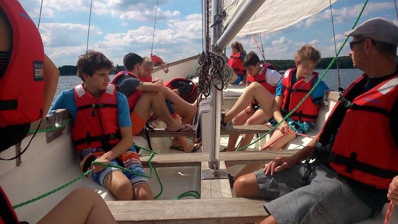 Enfants sur un bateau à voile avec un accompagnateur du sejour linguistique allemand
