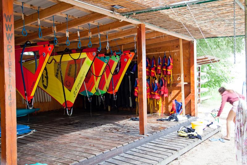 Local où sèche les gilets de sauvetage et les voiles dans le centre nautique du sejour linguistique allemand