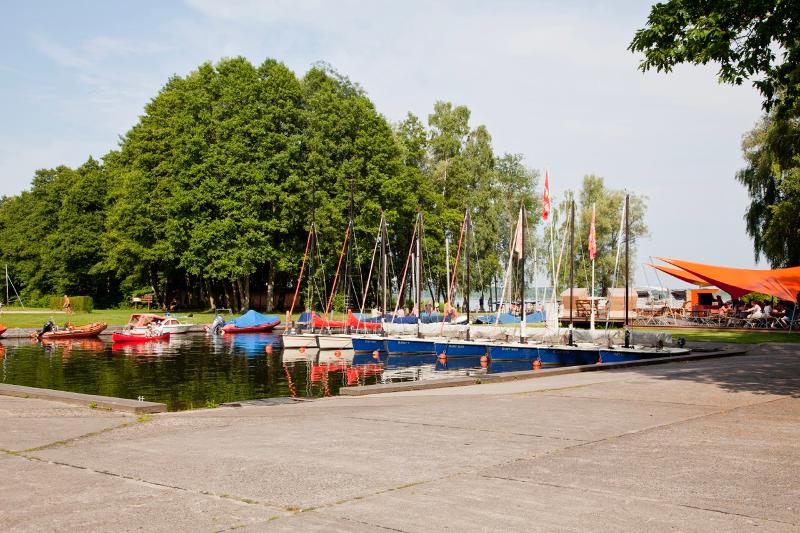 Port du centre aquatique du sejour linguistique allemand avec des bateau 