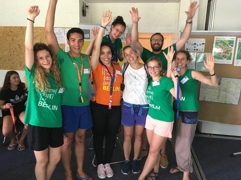 Equipe d'encadrants du sejour linguistique allemand avec des t-shirts verts à l'effigie du camp 