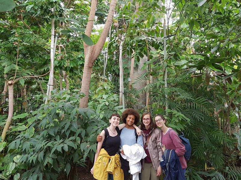 4 filles dans le jardin botanique de Berlin pendant une sortie du sejour linguistique allemand