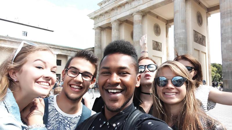 Selfie de groupe devant la porte de Brandebourg lors du sejour linguistique allemand