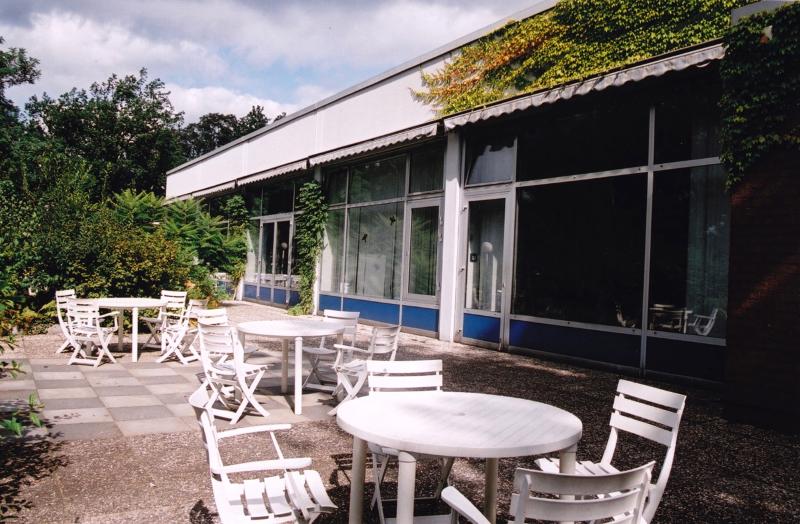 Tarrasse de la cafétéria du centre du sejour linguistique allemands avec des table et chaises en plastique