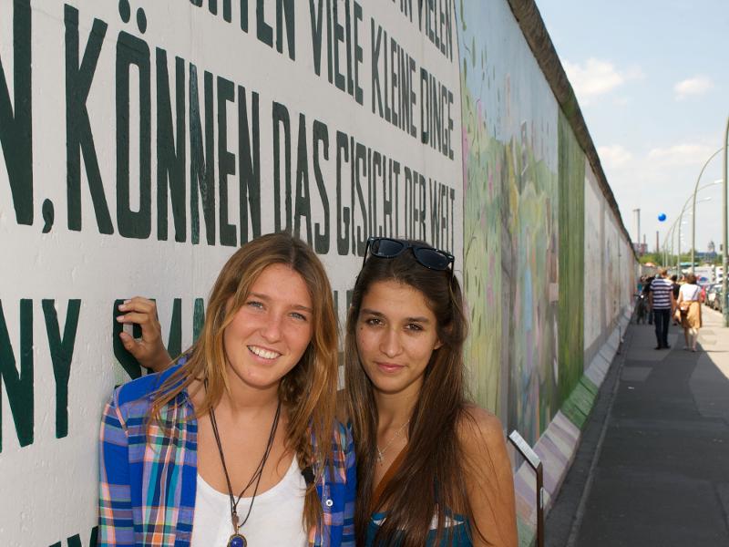 2 jeunes filles particpant au sejour linguistique allemand prises en photo devant le mur de Berlin