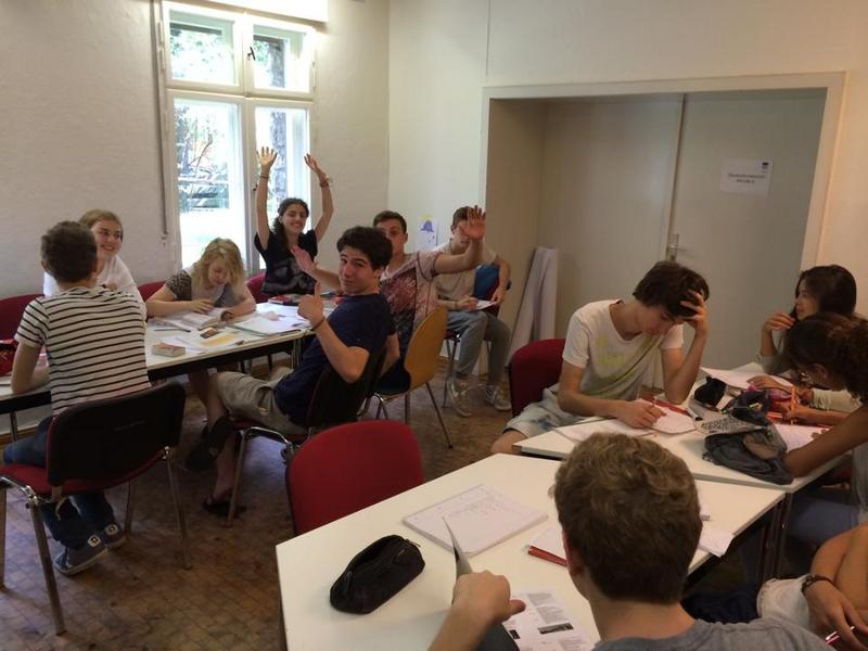 Des ados en séjour linguistique Allemagne Berlin participent à un cours d’allemand 