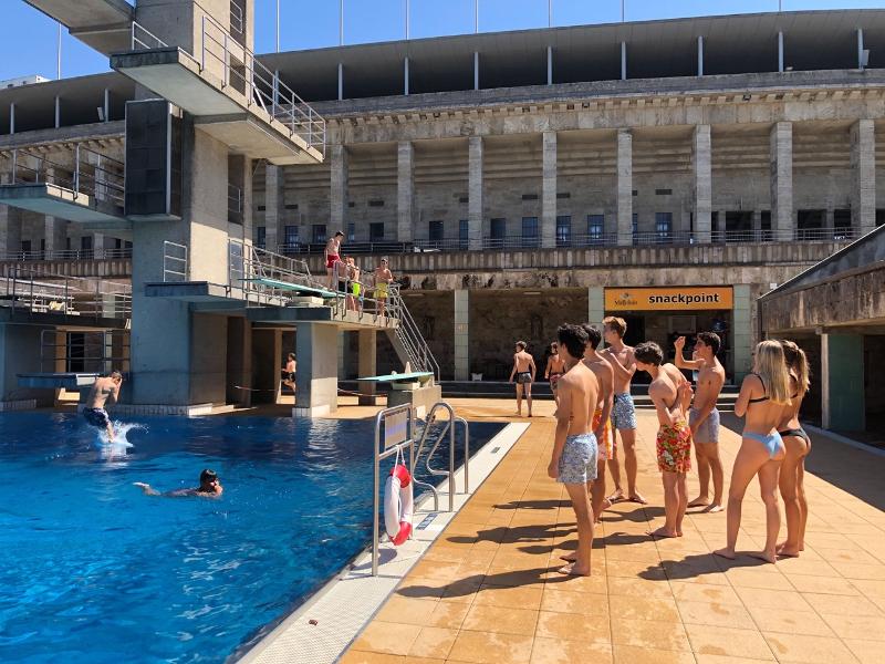 jeunes sur le bors de la piscine olympique avec des plongeoir durant leur sejour linguistique allemand à Berlin 