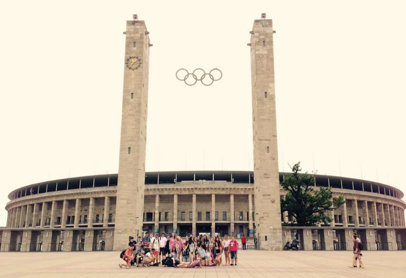Photo de groupe de loin devant le stade olympique pendant une visite culturelle du sejour linguistique allemand