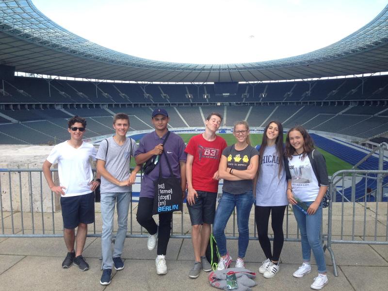 7 jeunes du sejour linguistique allemand qui pose dans le stade olympique de Berlin 