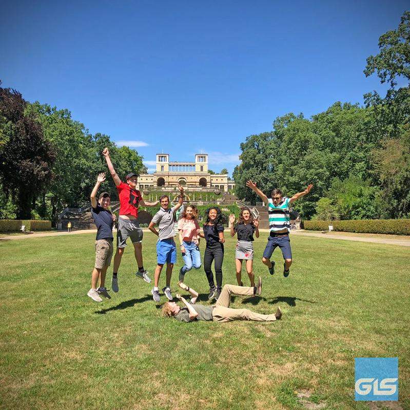 jeunes sur la pelouse d'un parc à Potsdam pendant une excursion lors du sejour linguistique allemand