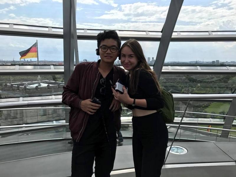 2 jeunes avec des audioguides à l'intérieur du dôme du Reichstag pendant le sejour linguistique allemand