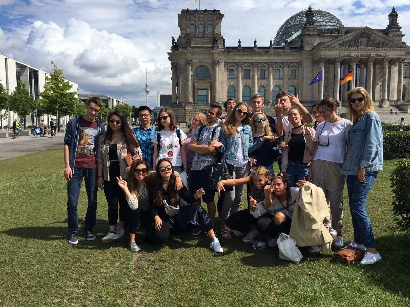 Groupe du sejour linguistique allemand pris en photo devant le Reichstag