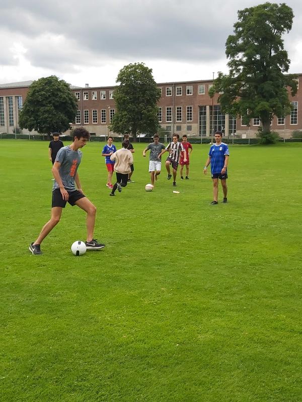 groupe de garçons jouant au foot sur une pelouse au cours du sejour linguistique allemand