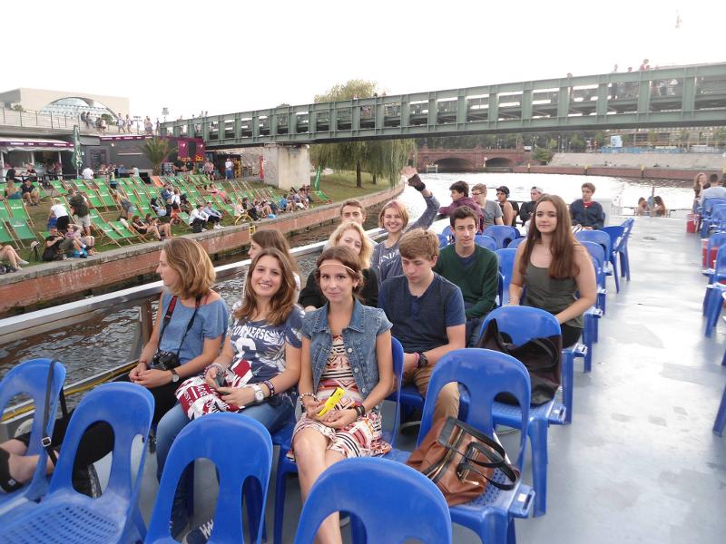des jeunes sur un bateau pour faire un tour de Berlin lors du sejour linguistique allemand
