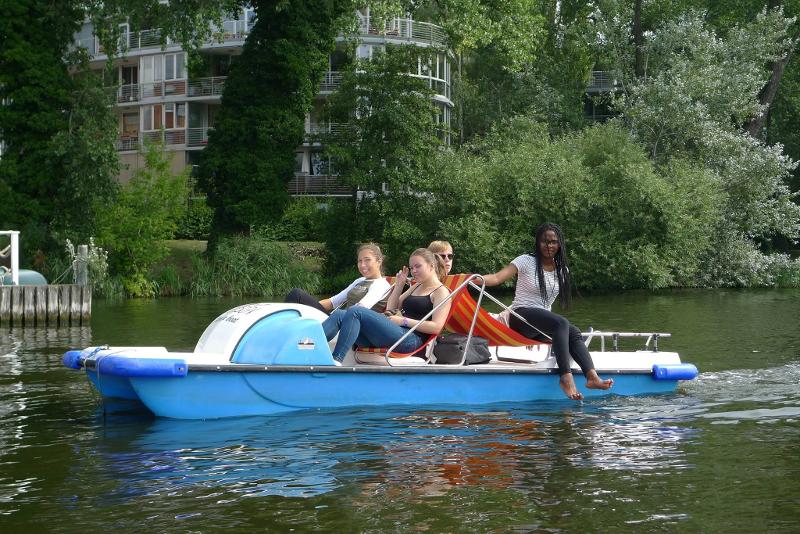 4 jeunes sur un pédalo sur la rivière Spree au moment de leur sejour linguistique allemand 