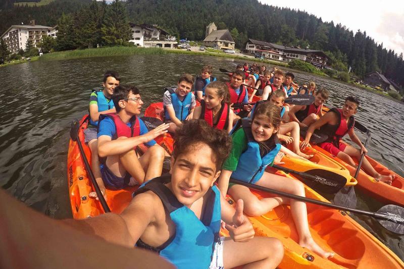 Selfie de groupe avec des jeunes sur des canoë pendant leur sejour linguistique allemand 