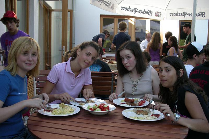 filles qui mangent leur repas en sejour linguistique allemand