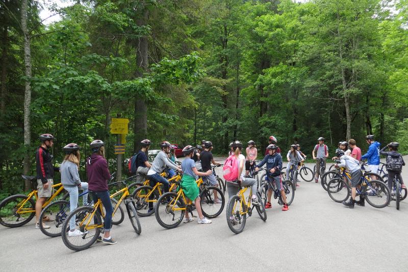 Groupe près à partir en balade à vélo pendant leur sejour linguistique allemand 