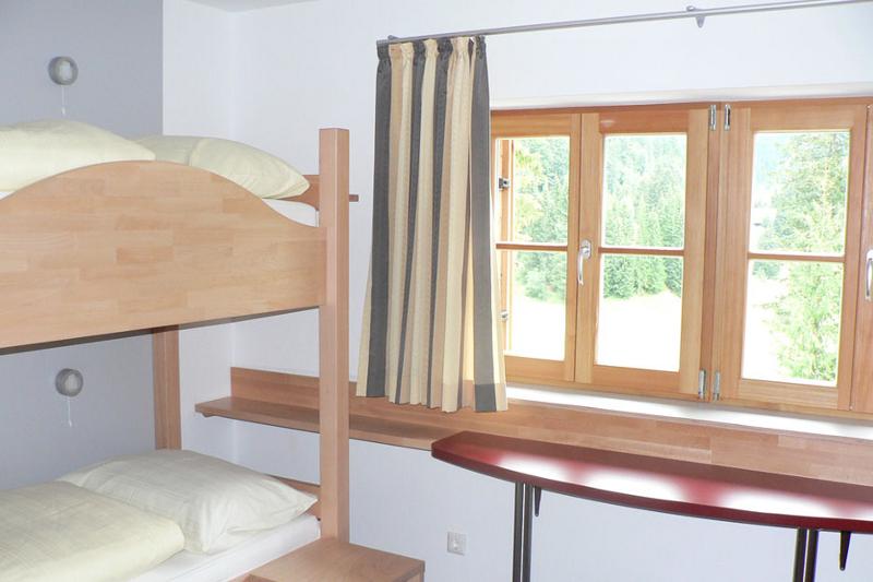 Chambre du sejour linguistique allemand avec des lits superposés et une fenêtre donnant sur les arbres