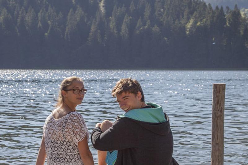1 jeune avec une accompagnatrice du sejour linguistique allemandau bord du lac 