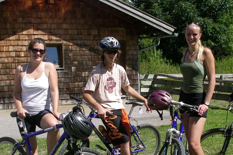 3 filles avec des vélos pendant un sejour linguistique allemand 