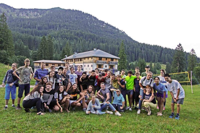 Photo de groupe devant la maison du sejour linguistique allemand situé au milieu de la nature en montagne 