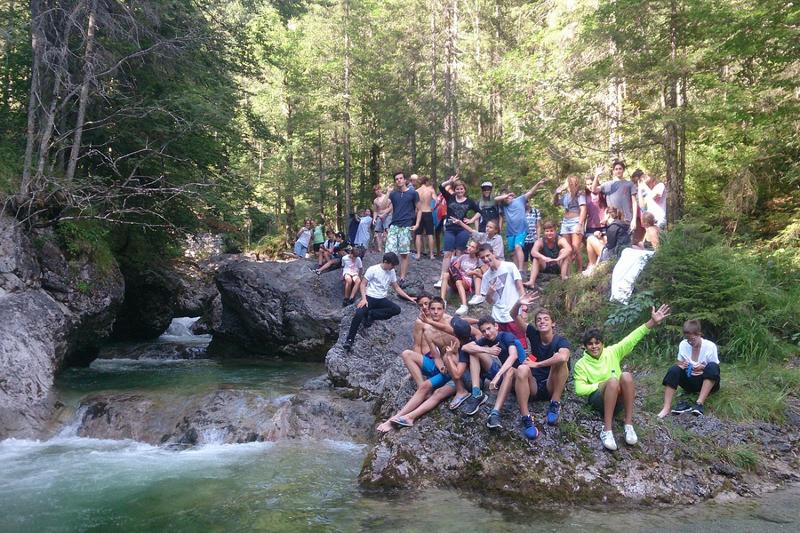 Groupe à côté d'un cours d'eau pendant une randonnée dans la montagne lors du sejour linguistique allemand 