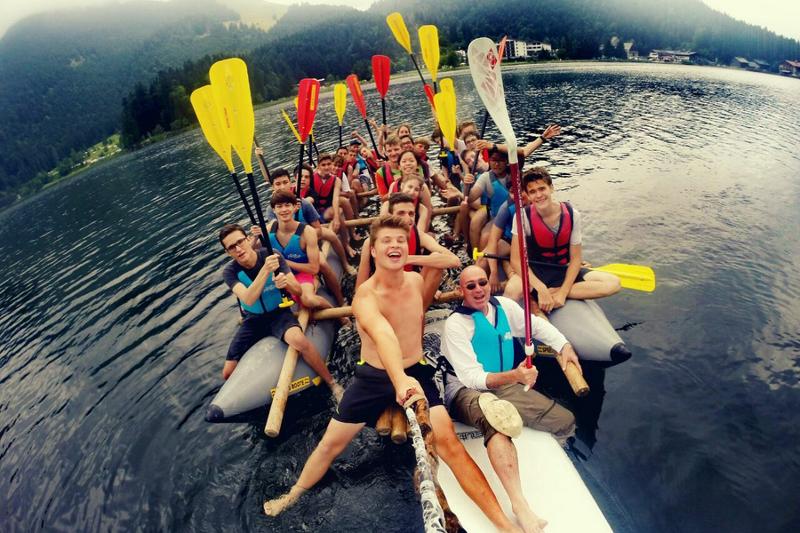 Selfie de groupe sur un bateau gonflable avec des rames et un moniteur du sejour linguistique allemand