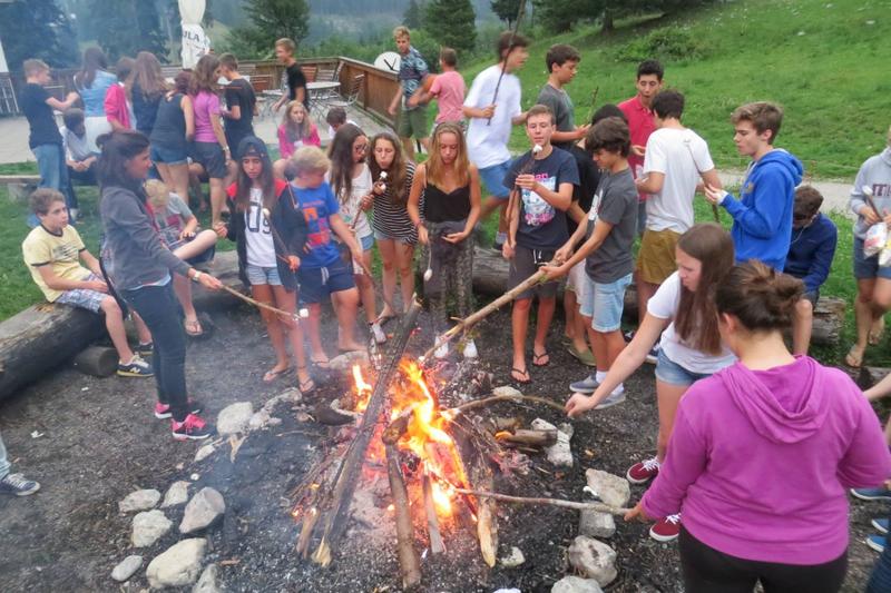 Groupe du sejour linguistique allemand autour d'un feu de camp avec des "stockbrot"