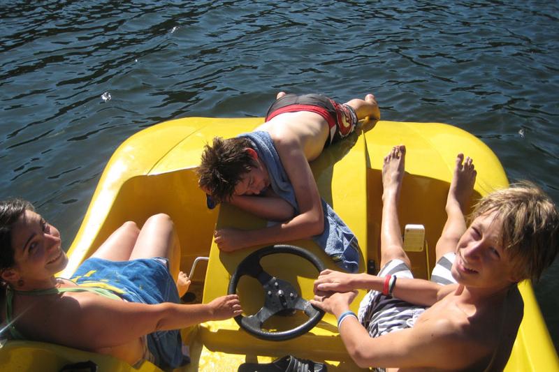 3 garçons sur un pédalo jaune pendant leur sejour linguistique allemand