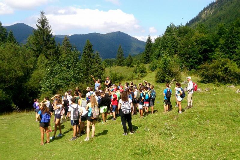groupe prêt à partir en randonnée dans la montagne du sejour linguistique allemand 