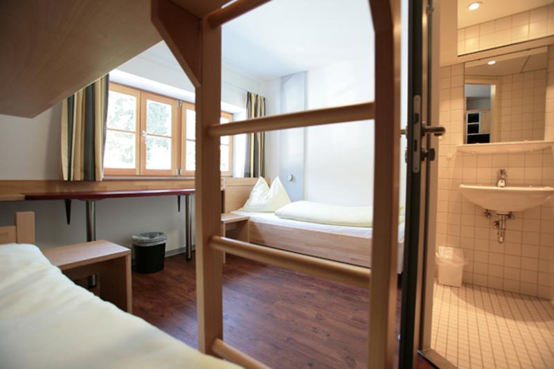 Chambre partagée avec plusieurs lits et une salle de bain dans les logements du sejour linguistique allemand