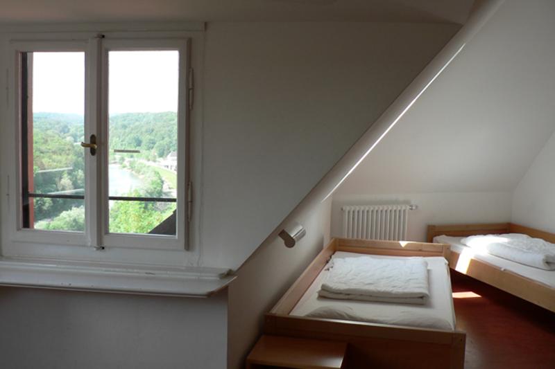 deux lits dans une chambre du sejour linguistique allemand avec vue sur la montagne 