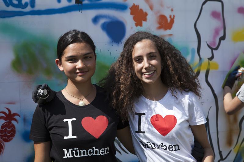 2 jeunes filles du sejour linguistique allemand avec des T-shirt "I love Munchen"