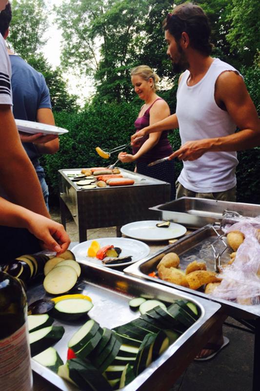 Soirée barbecue avec des courgettes, pommes de terre, saucisses pendant le sejour linguistique allemand