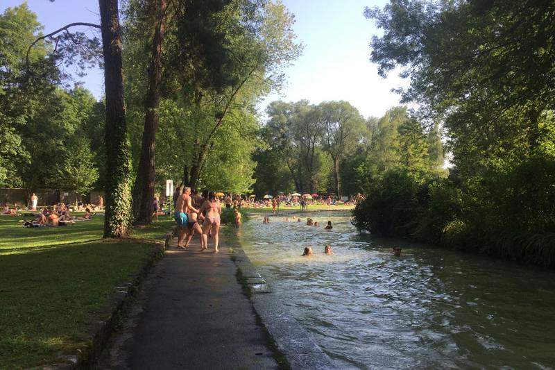 Baignade dans la rivière de l'Isar pendant le sejour linguistique allemand avec une plage aménagée sur les berges 