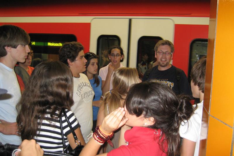groupe sur un quai de gare avant de prendre un train pendant le sejour linguistique allemand
