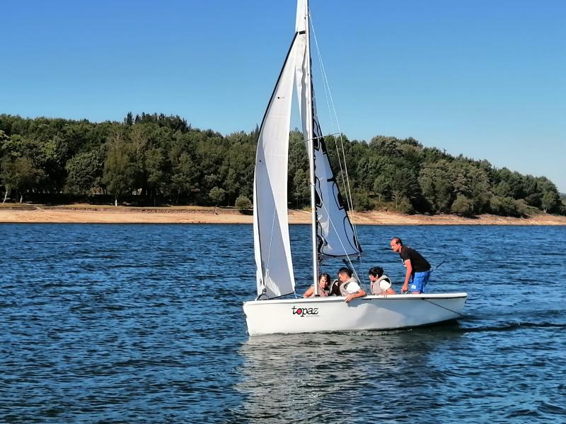 Jeunes sur un bateau lors d’un séjour demi-pension