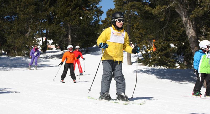 Garçon qui fait du ski 