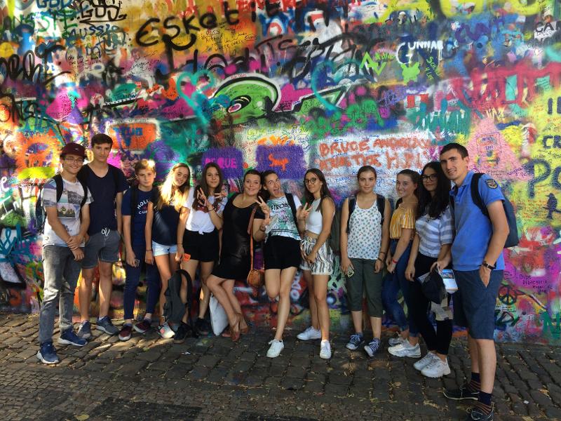 jeunes devant un mur pleins de graffiti pendant une colonie futuroscope
