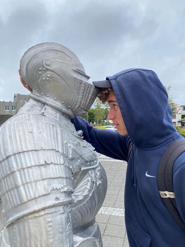 garçon en face a face avec une armure de chevalier en colonie futuroscope