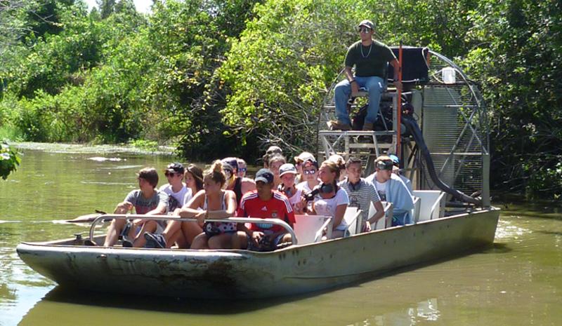 groupe dans un bateau aux Everglades en colonie de vacances USA