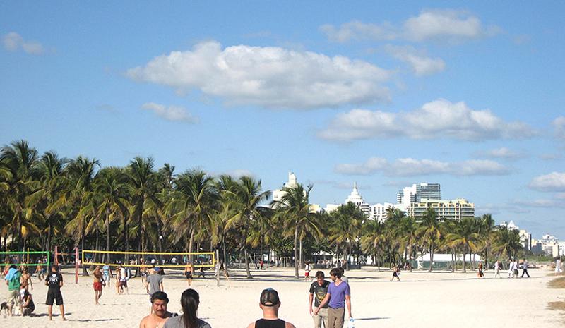 une plage où des jeunes en séjour linguistique Etats-Unis pas cher jouent 