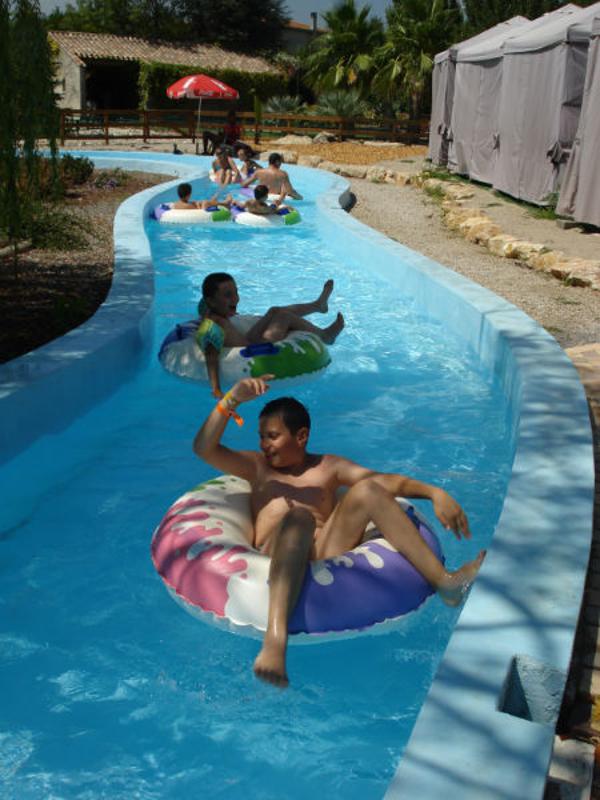 enfants sur des bouées dans un toboggan en colonie futuroscope