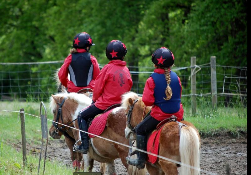enfants sur des poneys en colonie equitation gironde