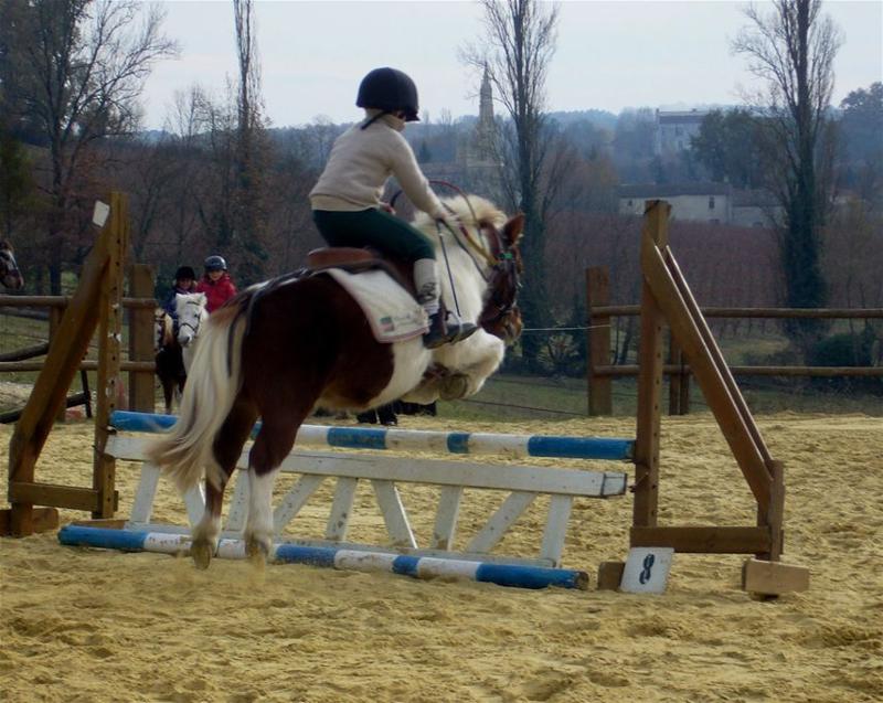 Jeune sautant en poney lors d’un séjour demi-pension