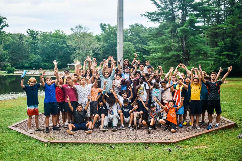jeunes réunis pour une photo de groupe en colo europe