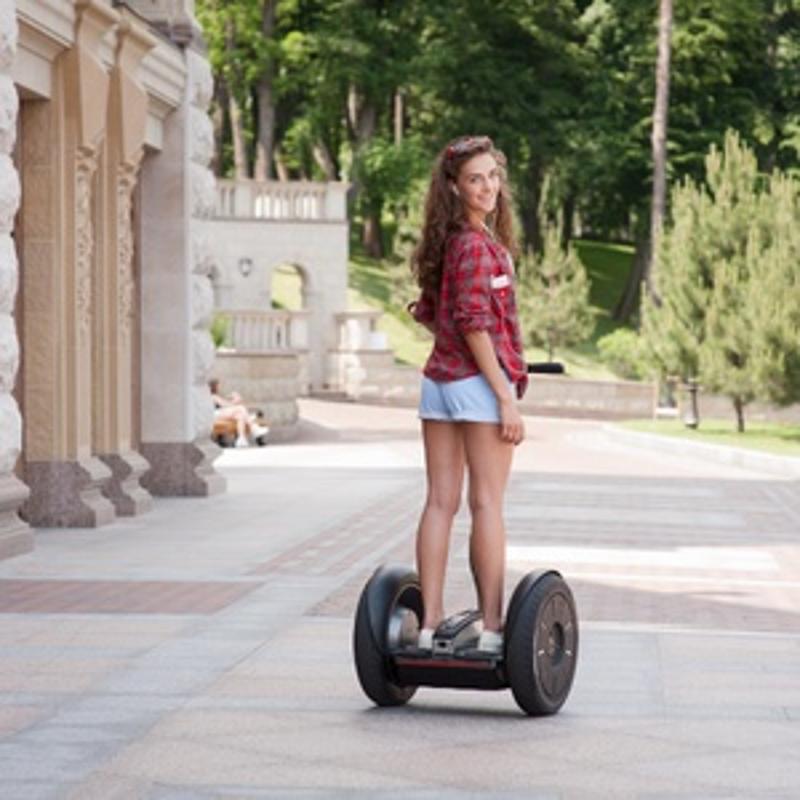 jeune fille sur un segway en colonie jeunes adultes