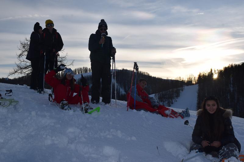photo de groupe sur les pistes de ski durant un séjour linguistique jeune 