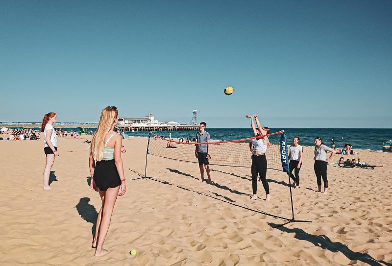jeunes qui font du beach volley sur la plage en colonie sport