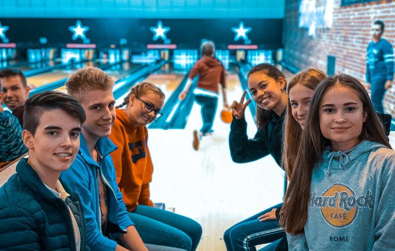 des amis sont au bowling 